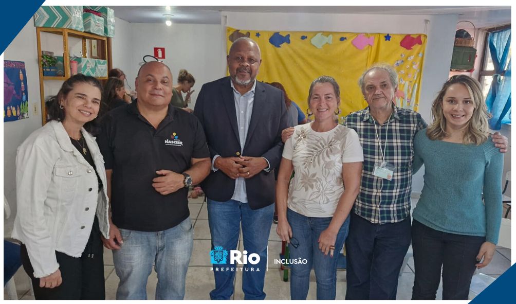 Secretário João Mendes em creche, na Rocinha, com equipe da SEI.